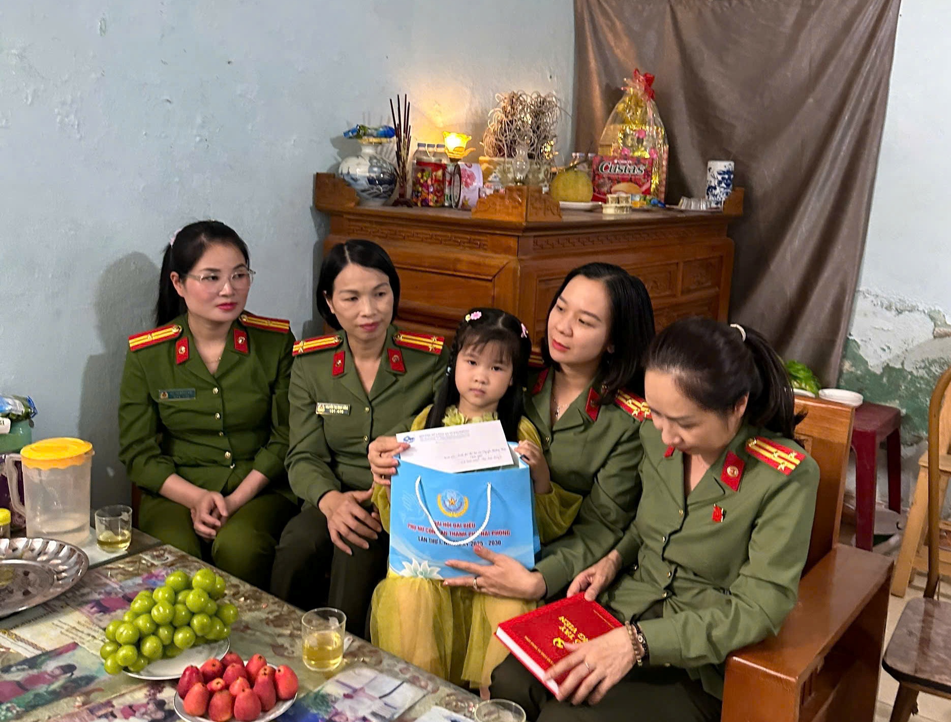 Phụ nữ Công an thành phố: Nhận đỡ đầu một cháu có hoàn cảnh đặc biệt khó khăn